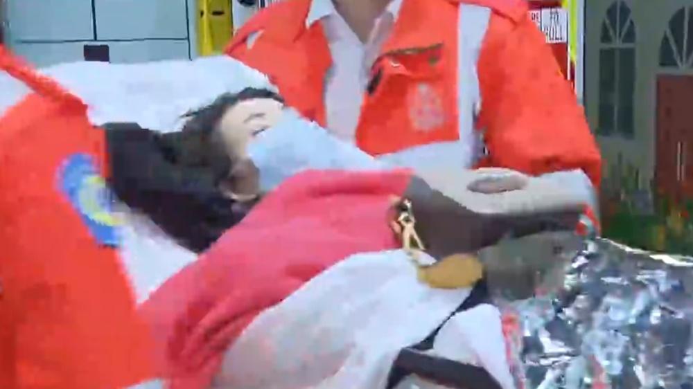 尖沙咀女子疑與夫電話爭拗後墮海，2青年合力救起。(電視截圖)