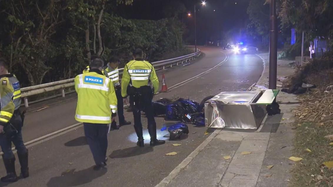 西貢電單車撼環保箱及燈柱，鐵騎士重傷不治。(電視截圖)