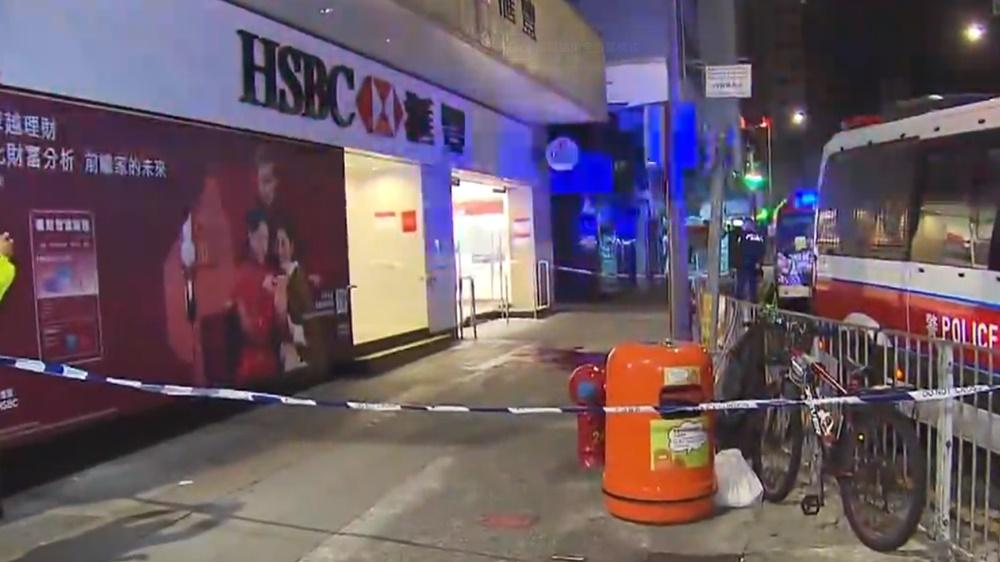 元朗七旬翁街頭遭斬死列謀殺，警追緝非華裔兇徒。(電視截圖)