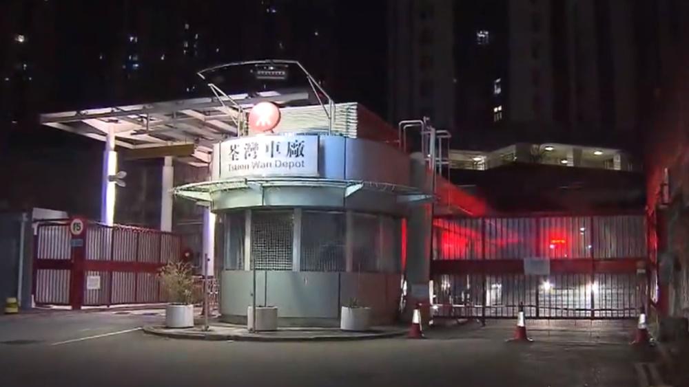 港鐵有列車在旺角站冒煙無人受傷，消息指車上無乘客。(電視截圖)