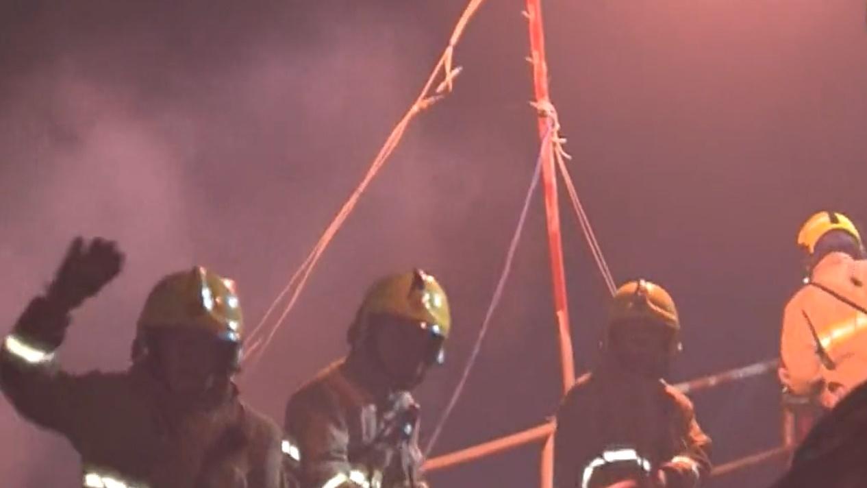 荃灣大窩村有電器過熱致火警，9名住客疏散無人受傷。(電視截圖)