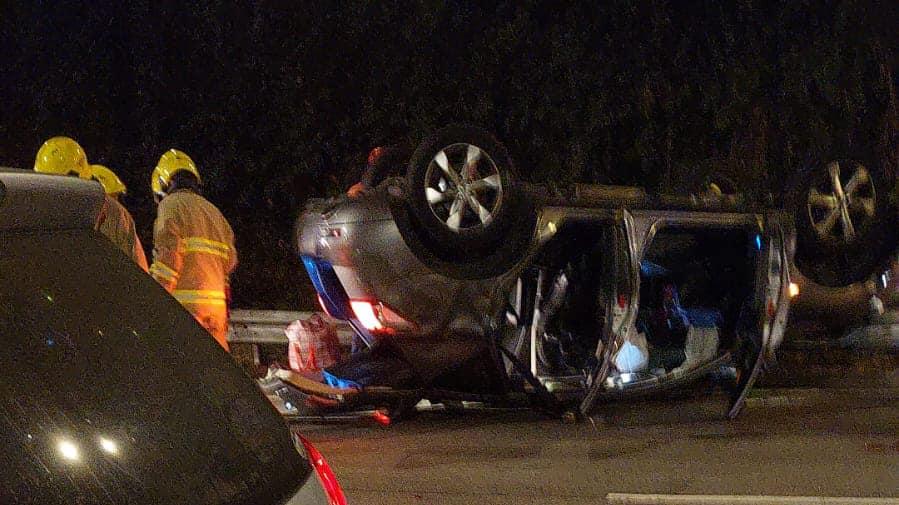 元朗私家車四輪朝天起火，司機不知所蹤。(香港突發事故報料區(新版)@FB)