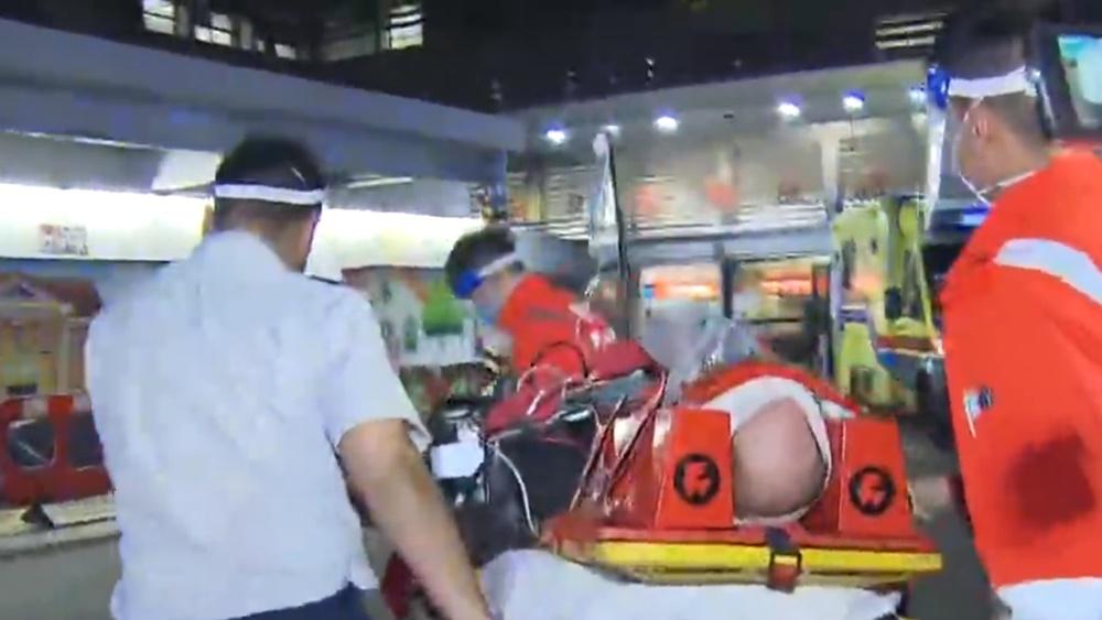 觀塘男子疑醉酒失足由卸貨平台墮地，頭部受傷昏迷送院。(電視截圖)