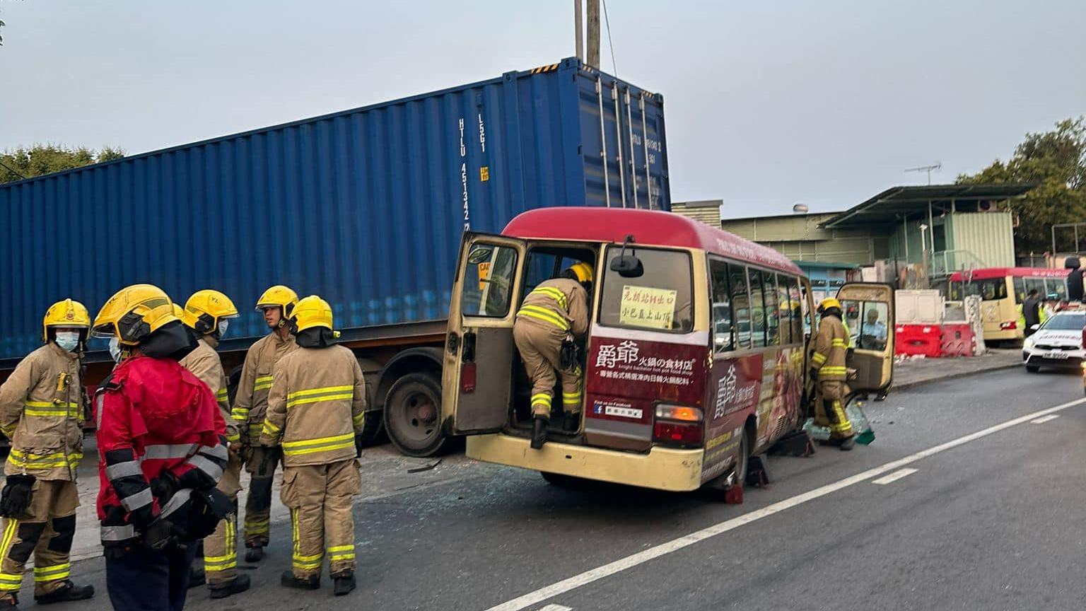 元朗大棠路紅Van撞貨櫃車，至少5人受傷送院。(香港突發事故報料區(新版)@FB)