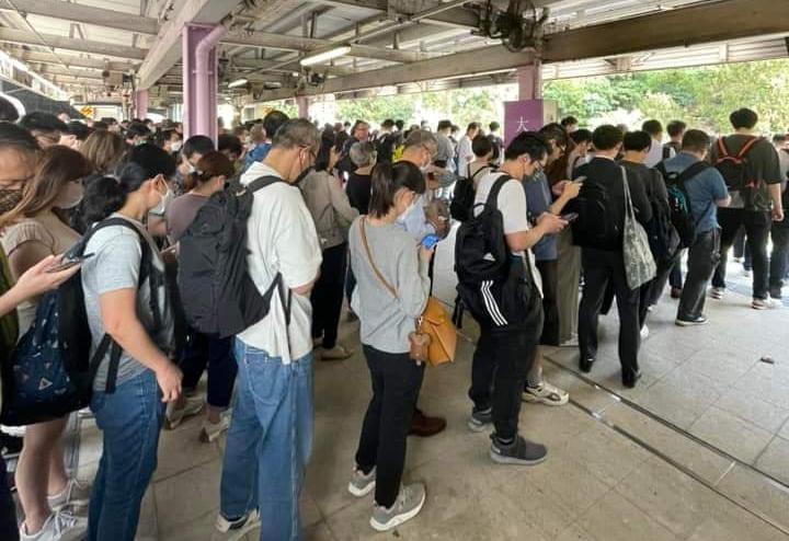 東鐵綫沙田站墮軌男子不治，列車服務一度受阻。(網上圖片)