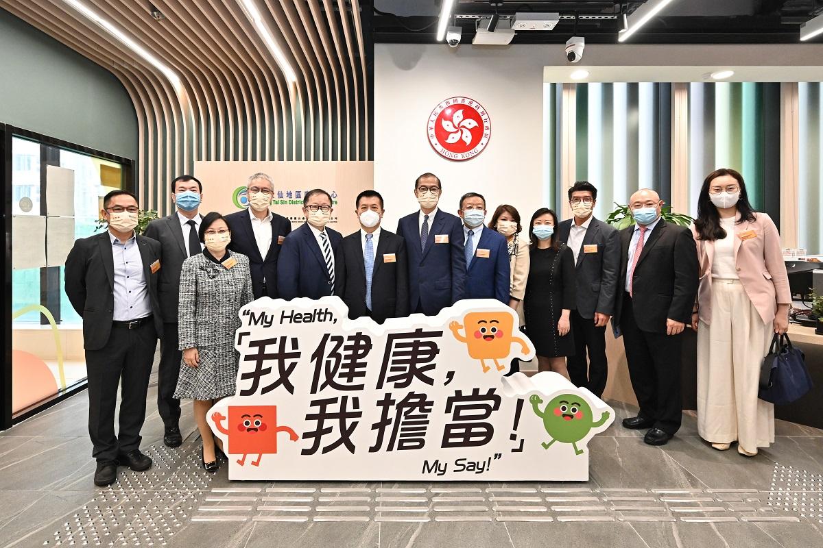 盧寵茂(中)和彭飛舟(右三)等本港代表，今日陪同國家衞健委代表團參觀黃大仙地區康健中心。兩人明日會訪問廣東省，其間由李夏茵(右五)署任局長。(政府新聞處)