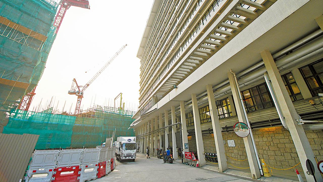 公院接連意外墮物 葵涌醫院病房冧石屎 15病人搬房 醫管局致歉