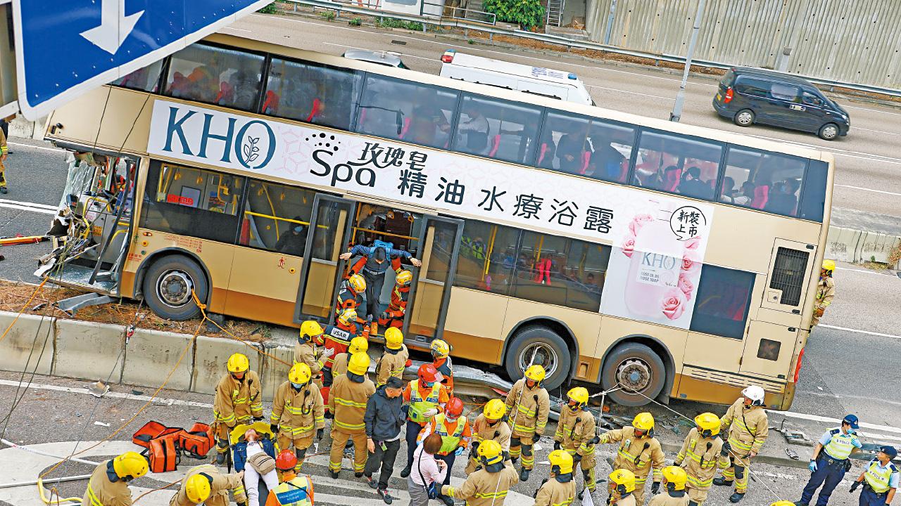 巴士呈祥道撞壆險翻 47人送院 乘客互助 車長涉危駕被捕