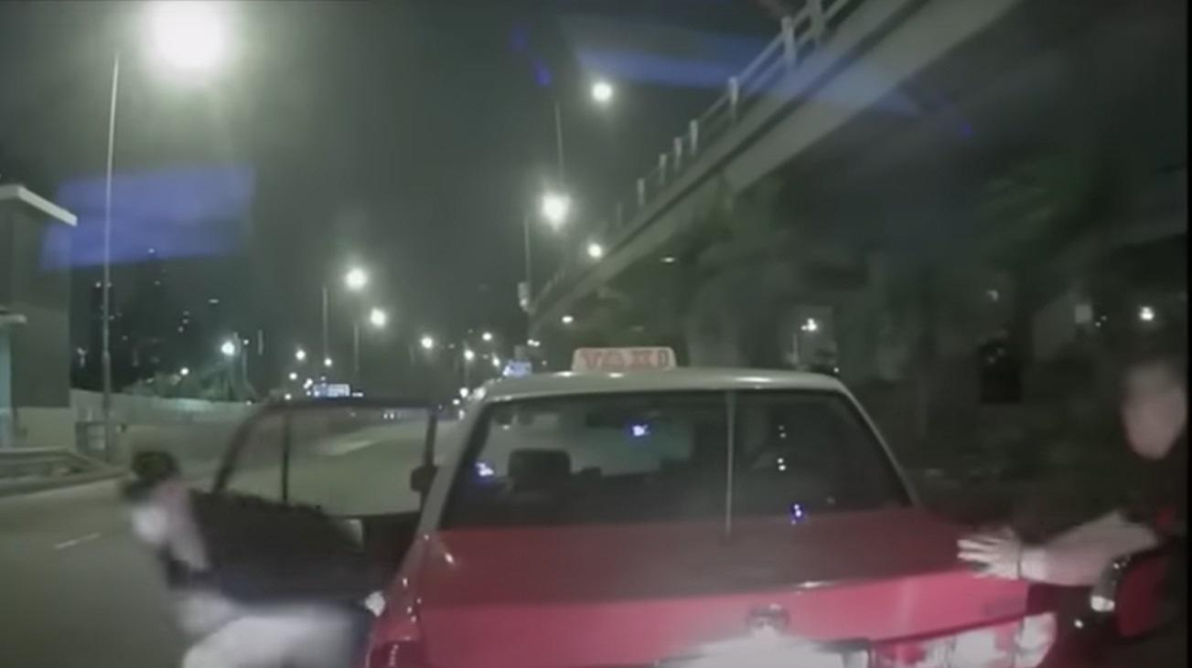 戴「Cap帽」的男刀匪奪門逃去。(網上截圖)