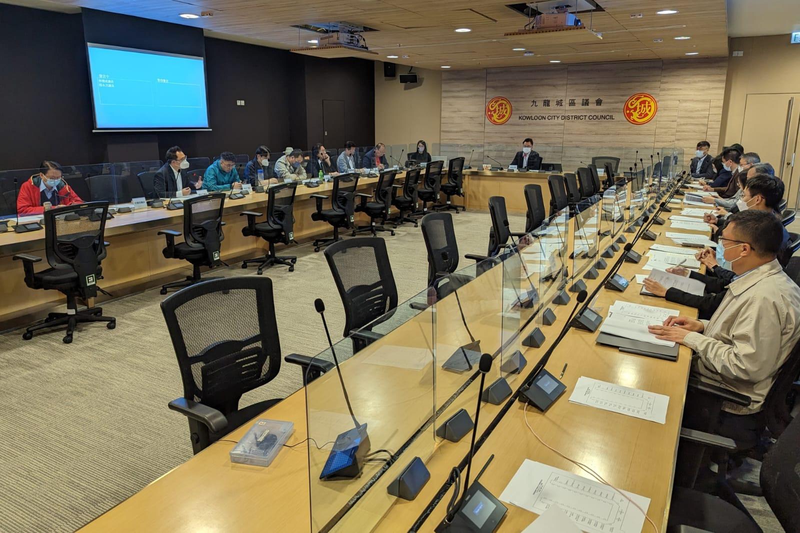 九龍城區議會一個委員會今日討論內地旅行團問題。(資料圖片)