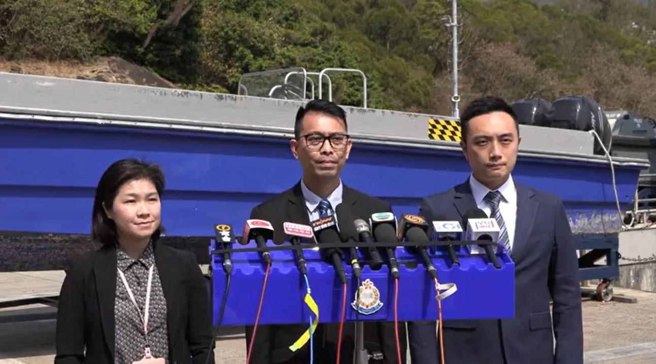 警方交代拘捕3名男子涉嫌造船走私，並首次引用「為走私用途而建造船隻」罪。(警方fb直播截圖)