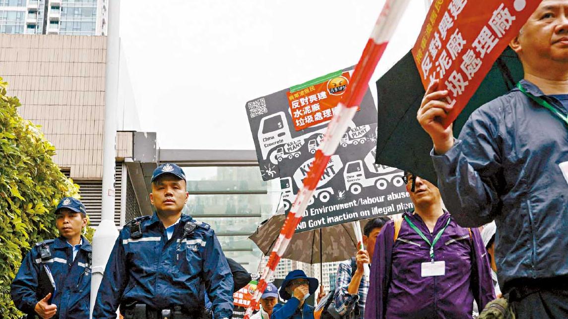 疫後首獲警批遊行 團體反對將軍澳填海 約80人頸掛號碼牌圍帶分隔稱無奈接受