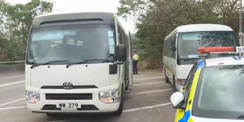 港深西部公路私家車撞校巴車尾　校巴保母連同18學童送院 (持續更新)