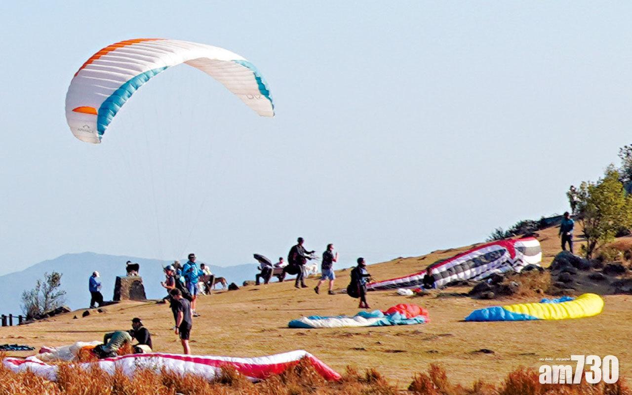 民航調查機構公布兩宗滑翔傘意外報告，其中一飛行員飛行經驗僅得5小時。(資料圖片)