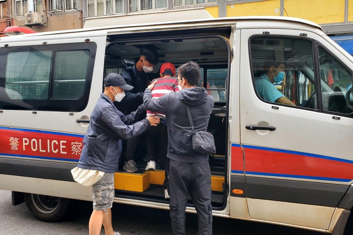 一名六旬扒手在深水埗當場就擒。(警方提供)