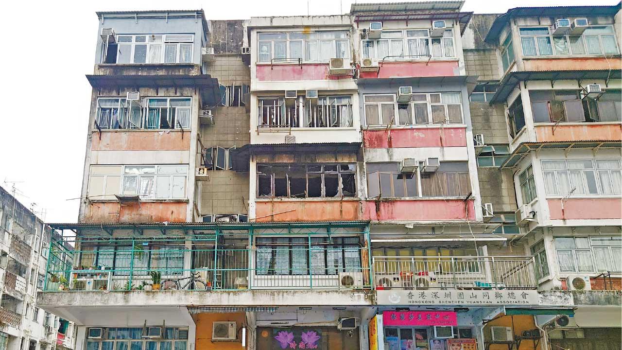 奪命火 男戶主困火場送院亡 疑拖板充電器短路起火 大埔唐樓1死7傷