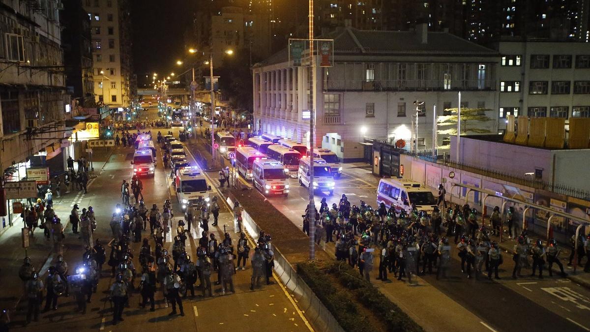 在2019年8月，經常有示威者在深水埗警署對開抗議，圖為警方清場行動。(資料圖片)