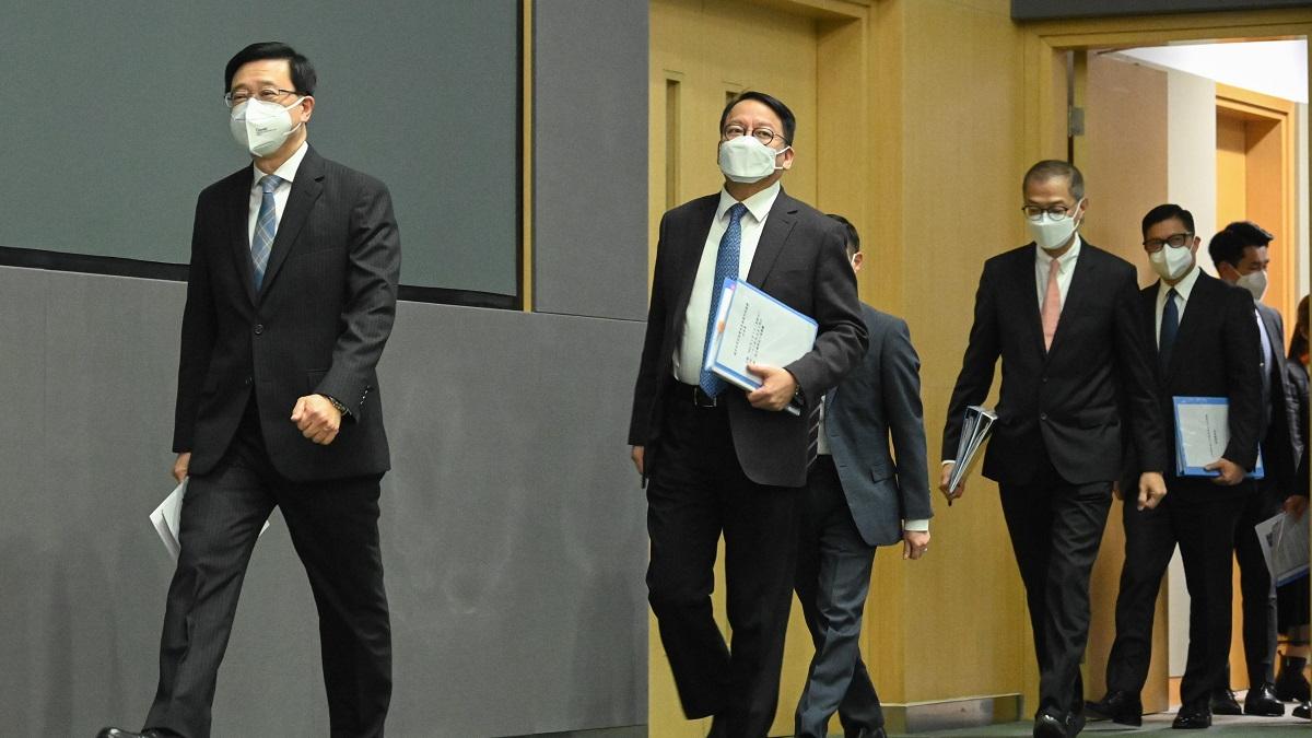 李家超(左一)率領盧寵茂(左四)、鄧炳強(左五)等局長訪京，其間由陳國基(左二)署任特首。(資料圖片／李睿哲攝)