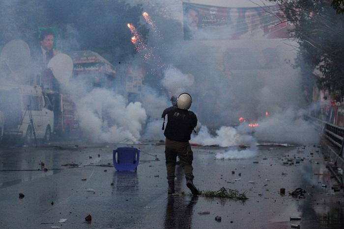 巴基斯坦警方在伊姆蘭汗家門外與支持者爆衝突。(路透社)