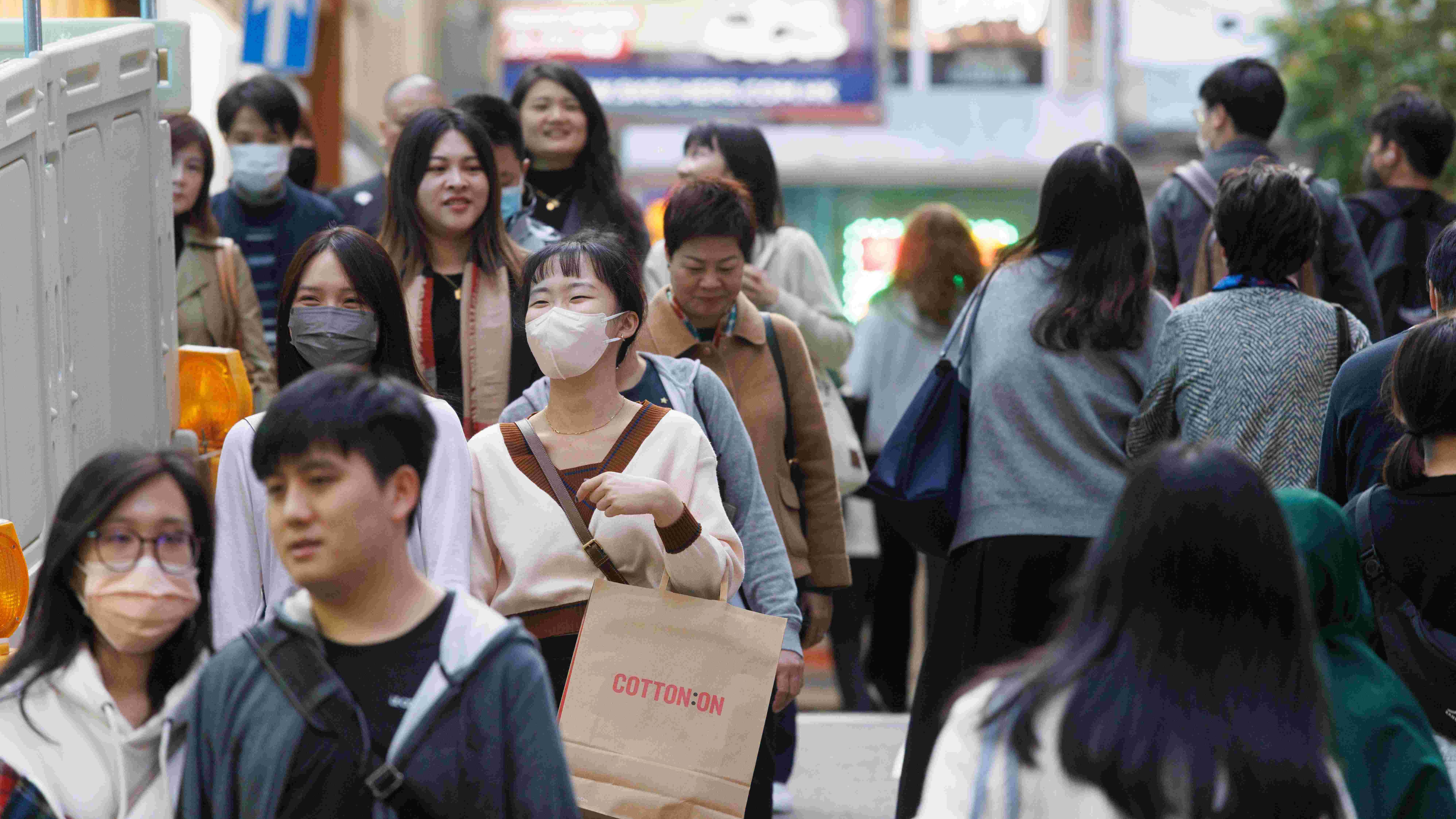 香港撤口罩令後市面情況。