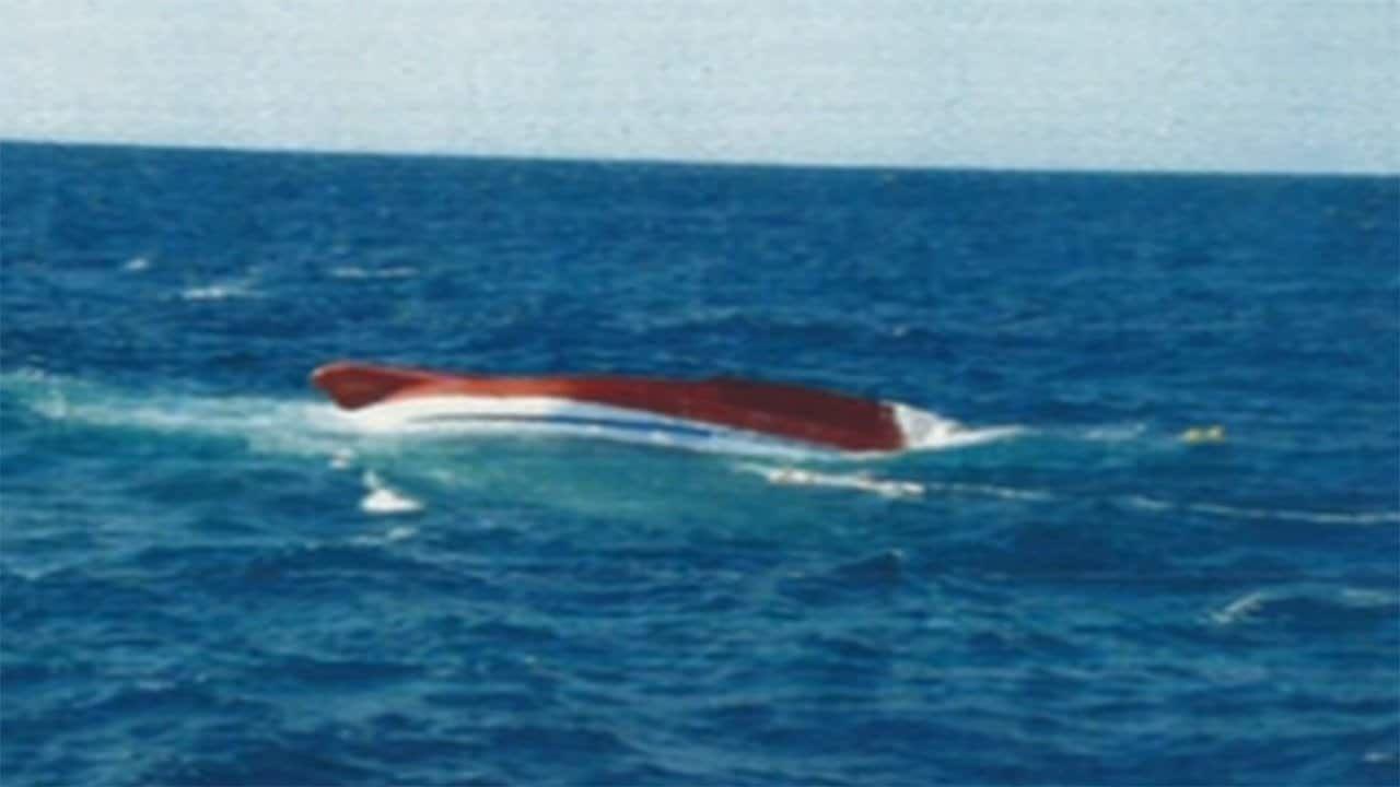 台灣一艘漁船在釣魚台附近翻轉。