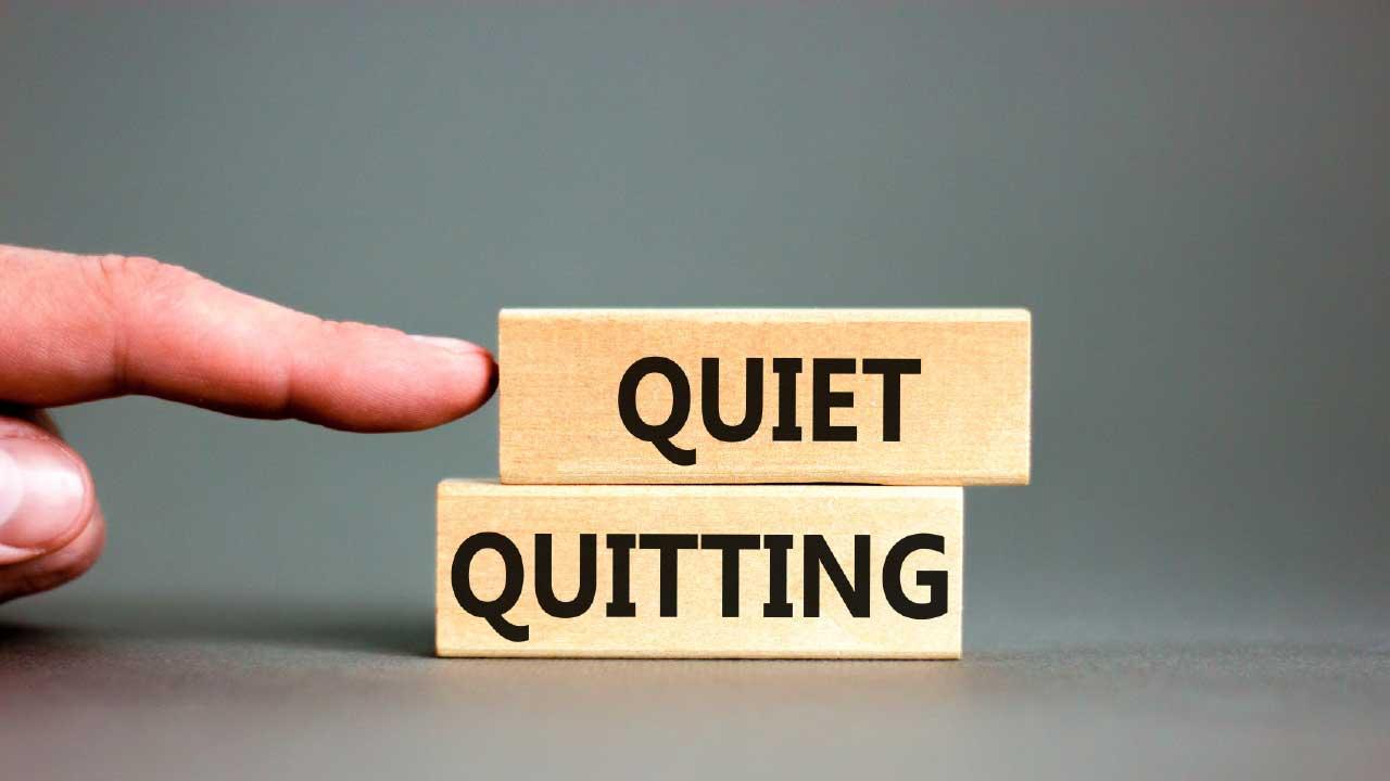 安靜辭職