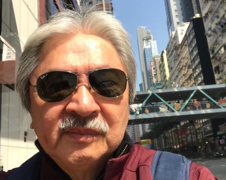 曾俊華今早出門時，決定跟每日臉貼臉的口罩說聲再見。(曾俊華FB)