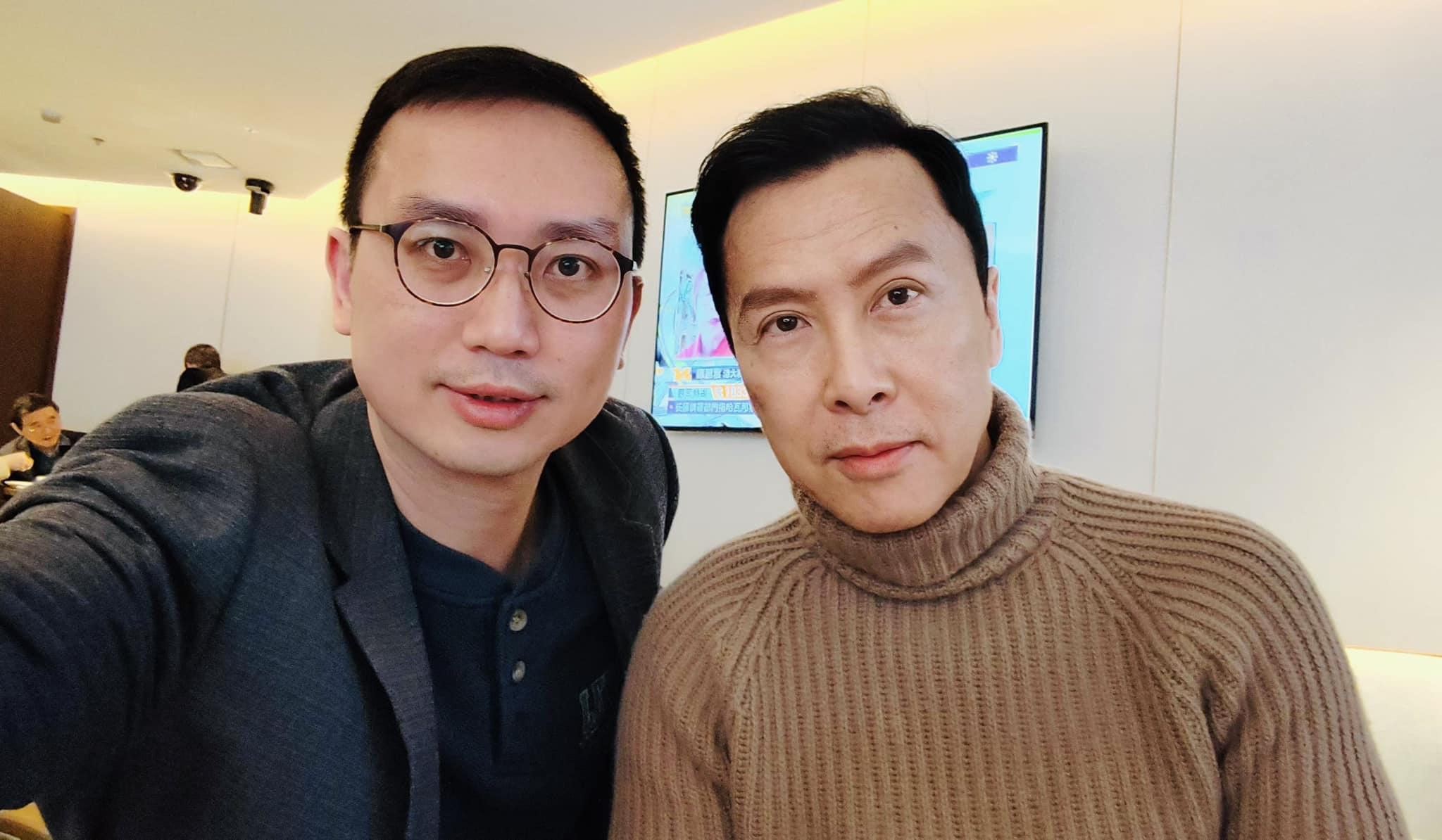 政協新丁李鎮強趁兩會集郵甄子丹。(李鎮強FB)