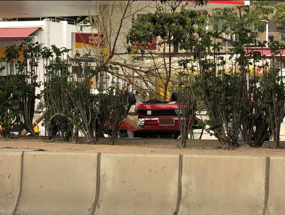 九龍灣的士撞樹後「反肚」釀3人傷 大樹倒塌壓私家車