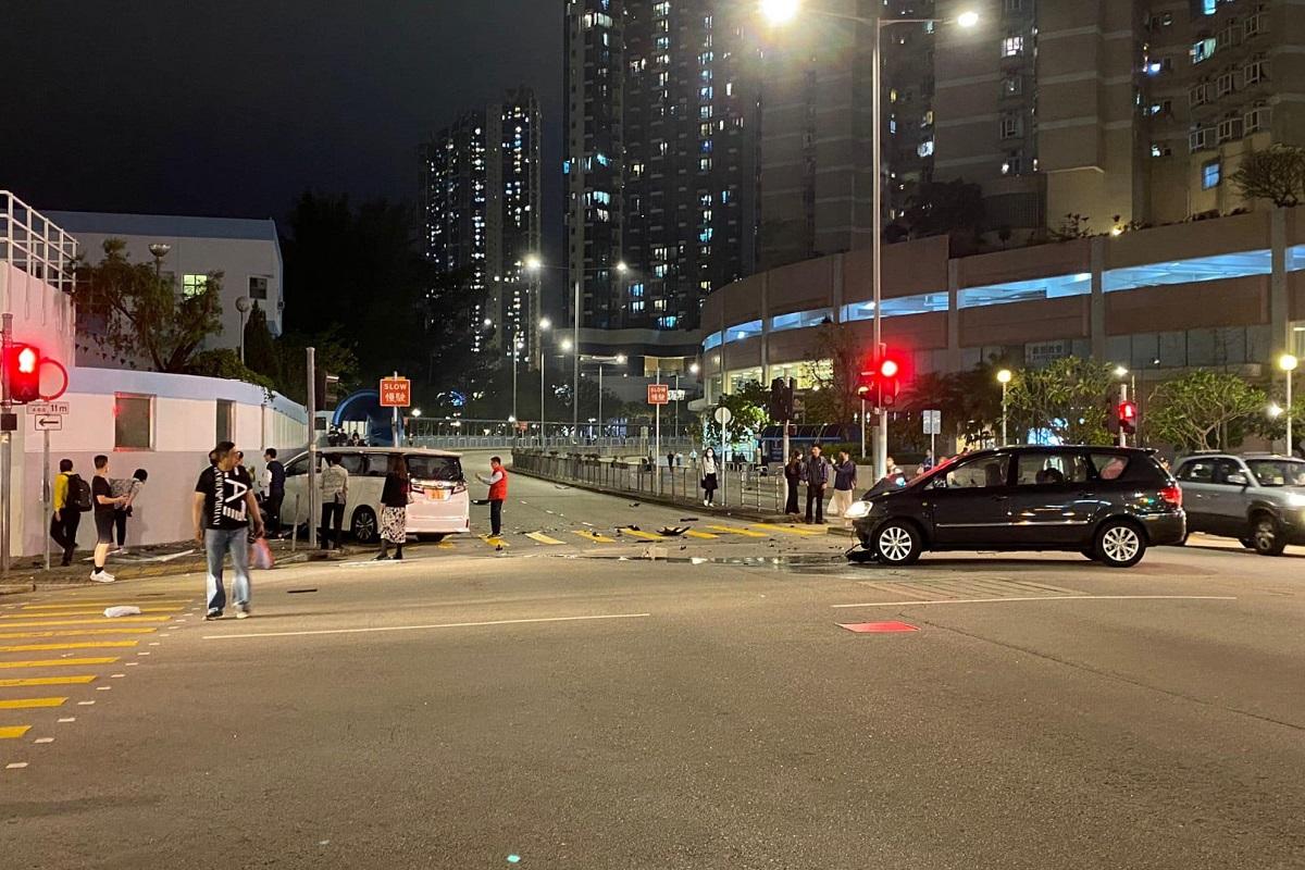 荃灣永順街有兩輛七人車相撞。(FB群組「馬路的事討論區」)