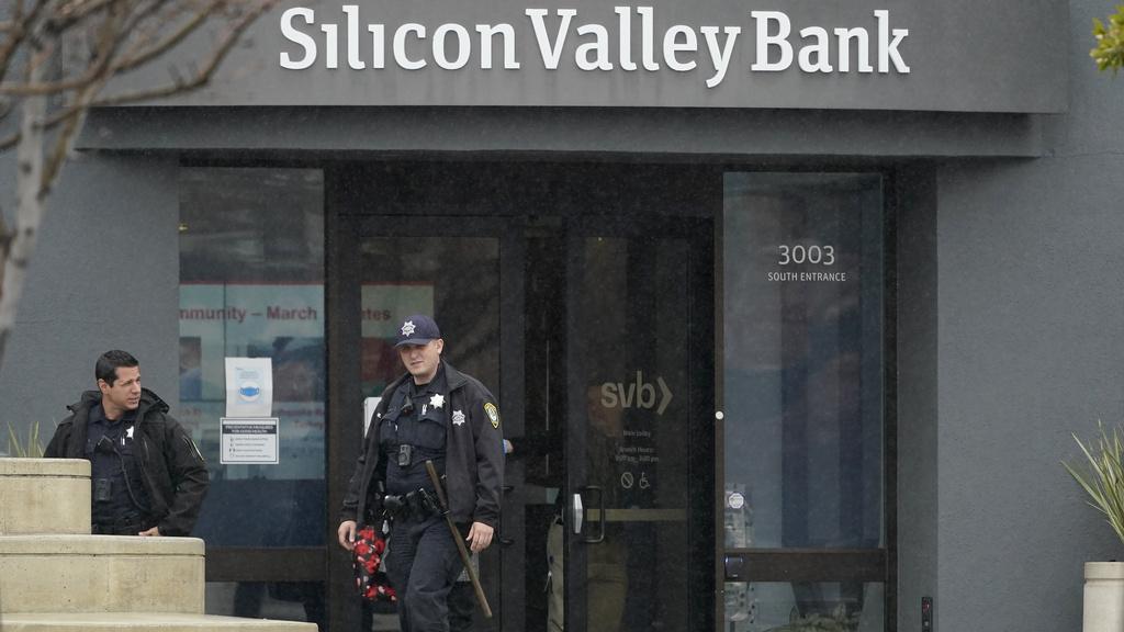 矽谷銀行倒閉，加州一間分行貼出關閉告示。(美聯社)