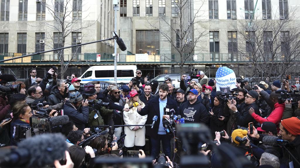 特朗普預告被捕｜大陪審團將有決定 特朗普支持者聚集紐約法院外 鐵馬防衝擊(多圖)