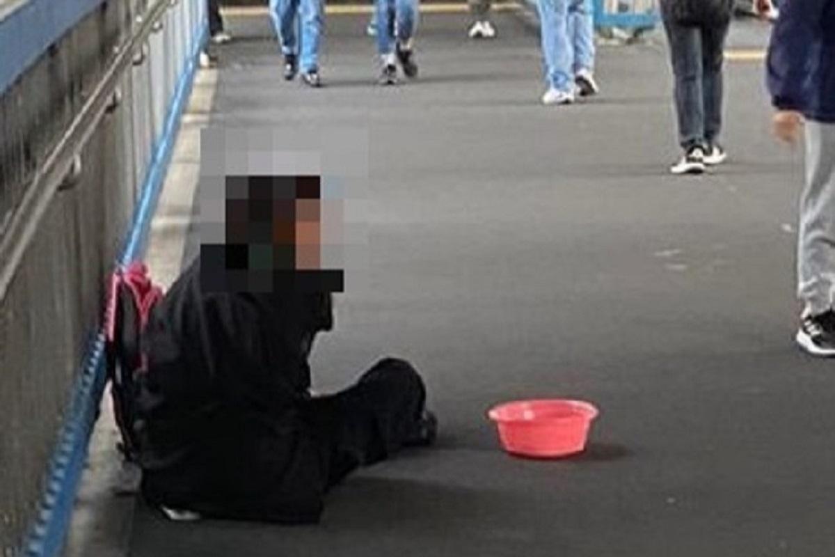 觀塘道一名內地男子涉嫌「在公眾地方乞取施捨」被捕。(警方提供)