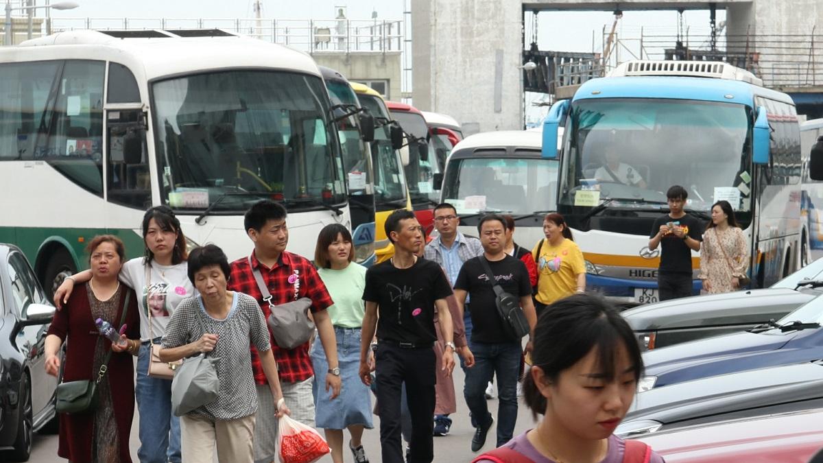 本港與內地通關後，土瓜灣疫情前擠滿內地遊客和旅遊巴的情景再現。(資料圖片／鍾式明攝)
