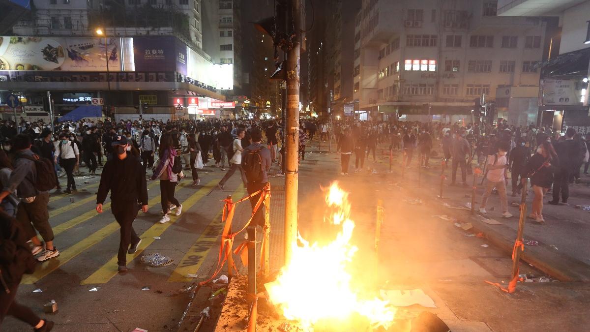2019年11月18日，有大批示威者在彌敦道與窩打老道交界聚集。(資料圖片／鍾式明攝)
