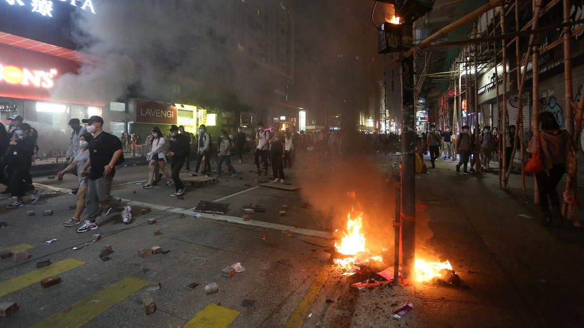 油麻地彌敦道與窩打老道交界附近，2019年11月18日有大批示威者抗議。(資料圖片／鍾式明攝)