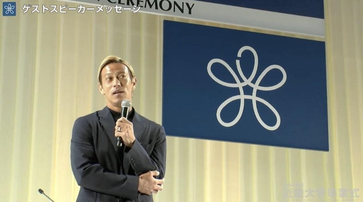 前日本國腳本田圭佑出席一間大學的畢業禮。(網上圖片)