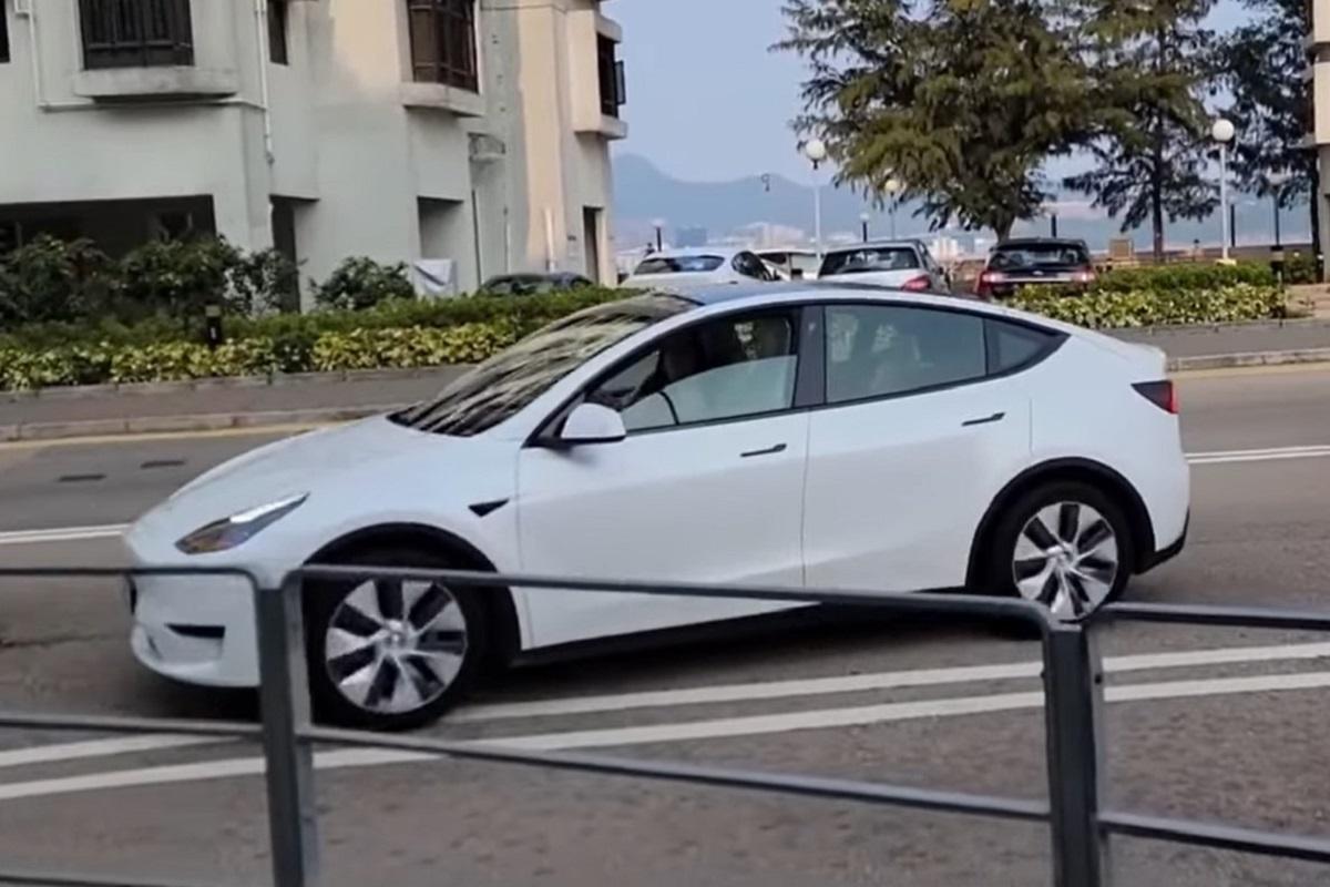 有網民拍下一輛私家車違規掉頭，遭司機質問「你影乜×嘢車啊？」。(網上片段截圖)