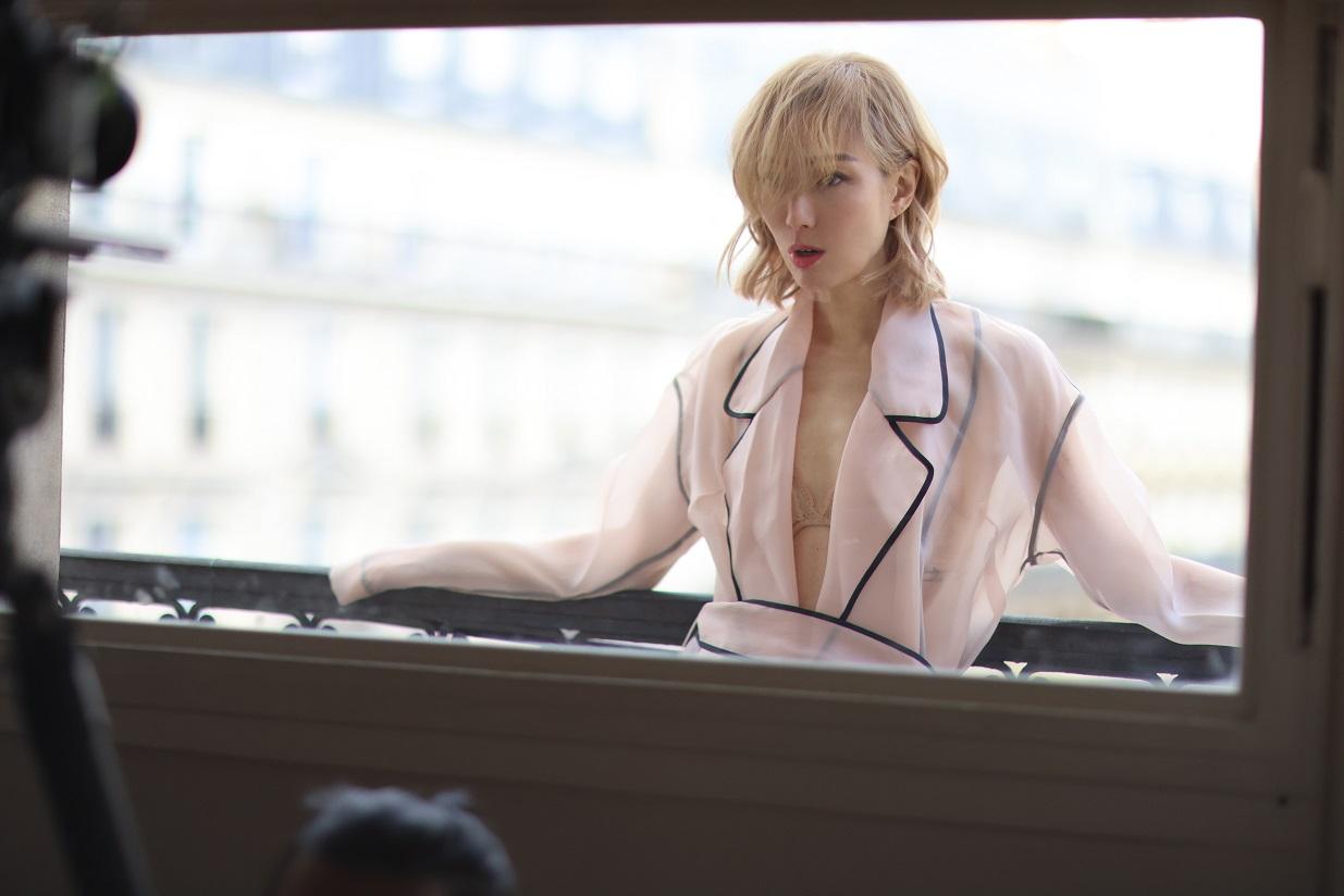 鄭秀文新mv遠赴法國拍攝 電影《INCEPTION》名場面取景 凍到震