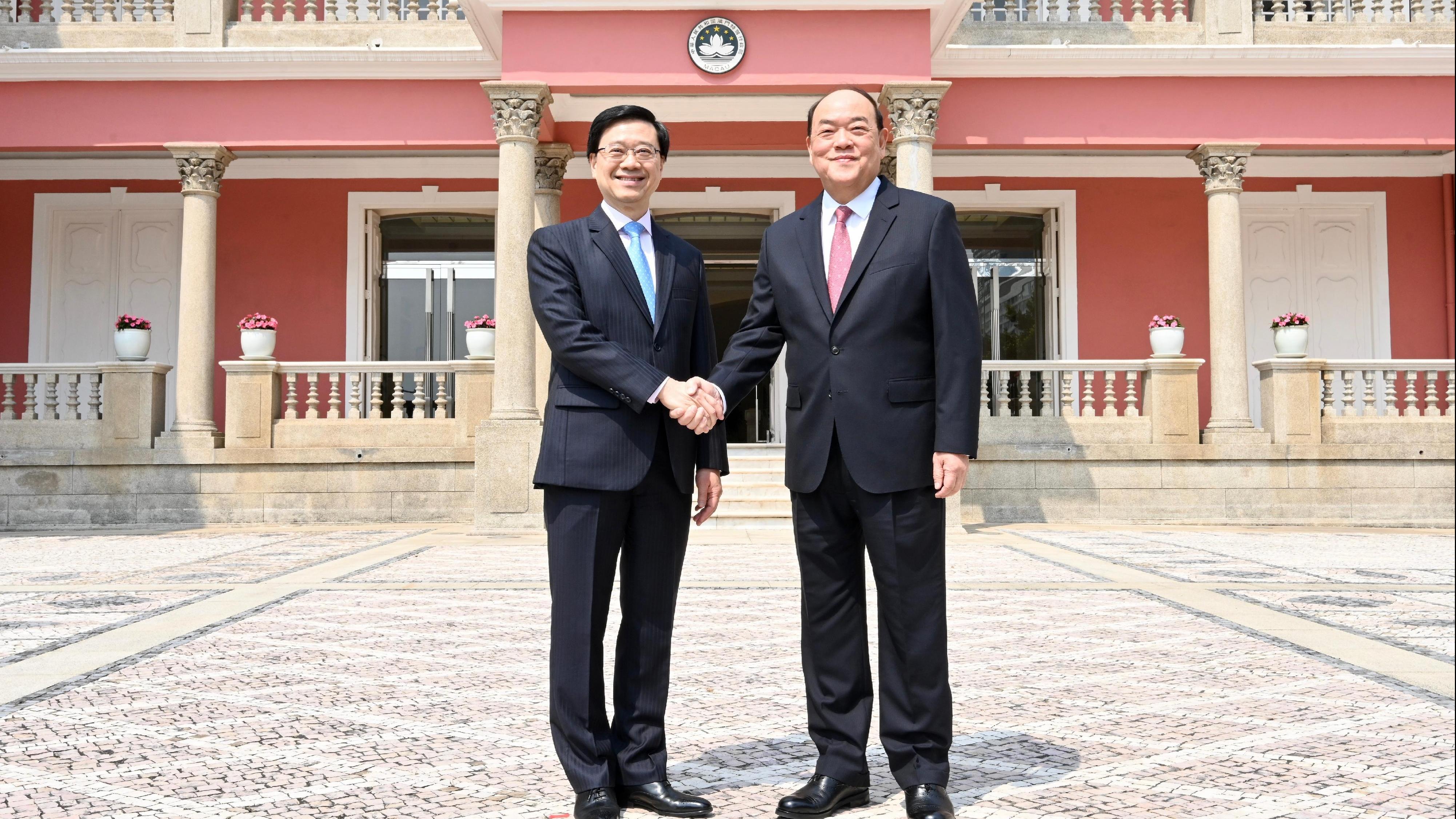 李家超, 澳門, 賀一誠