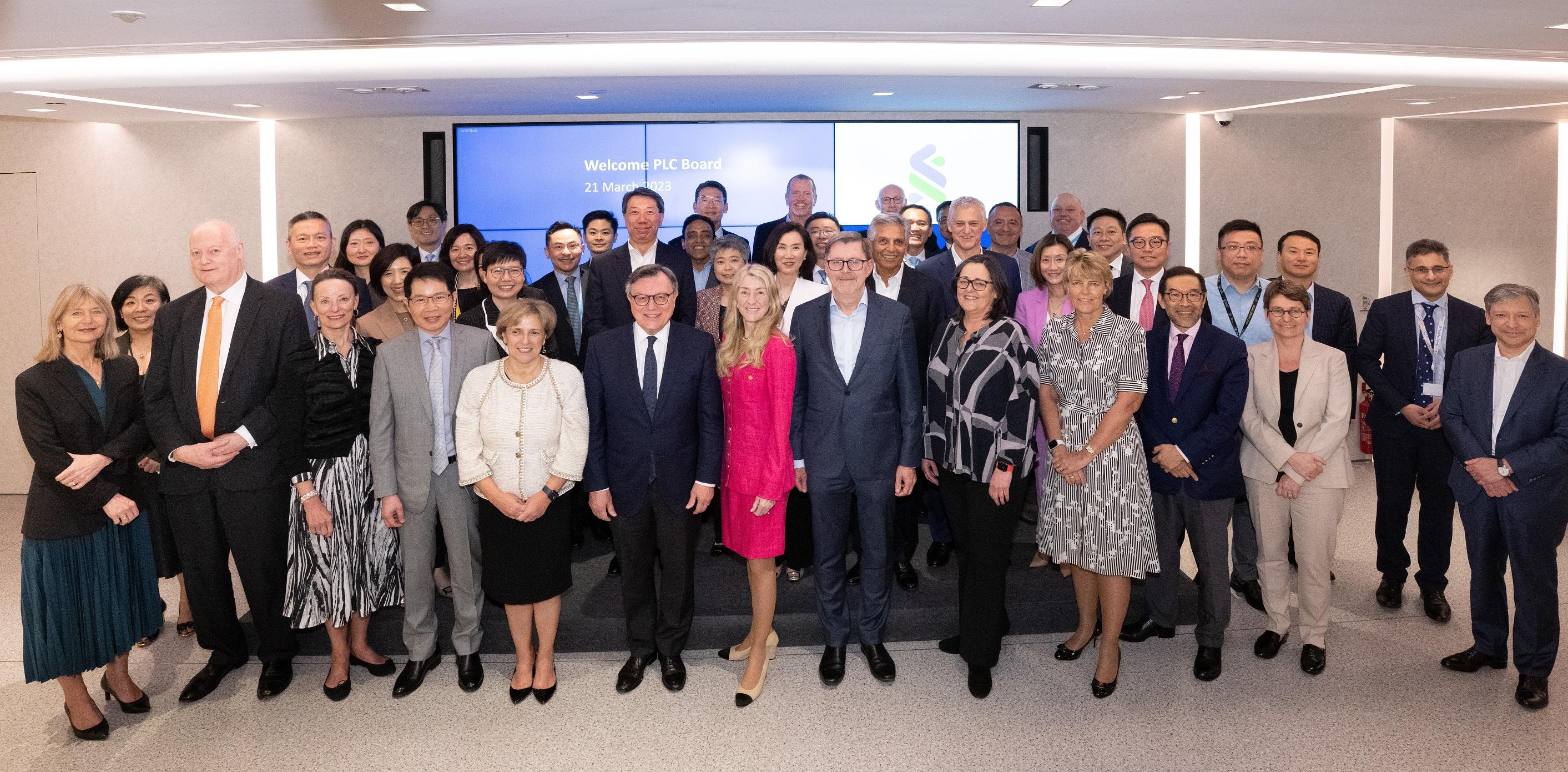 銀行動態｜渣打主席韋浩思率10名獨立非執董來港開董事會