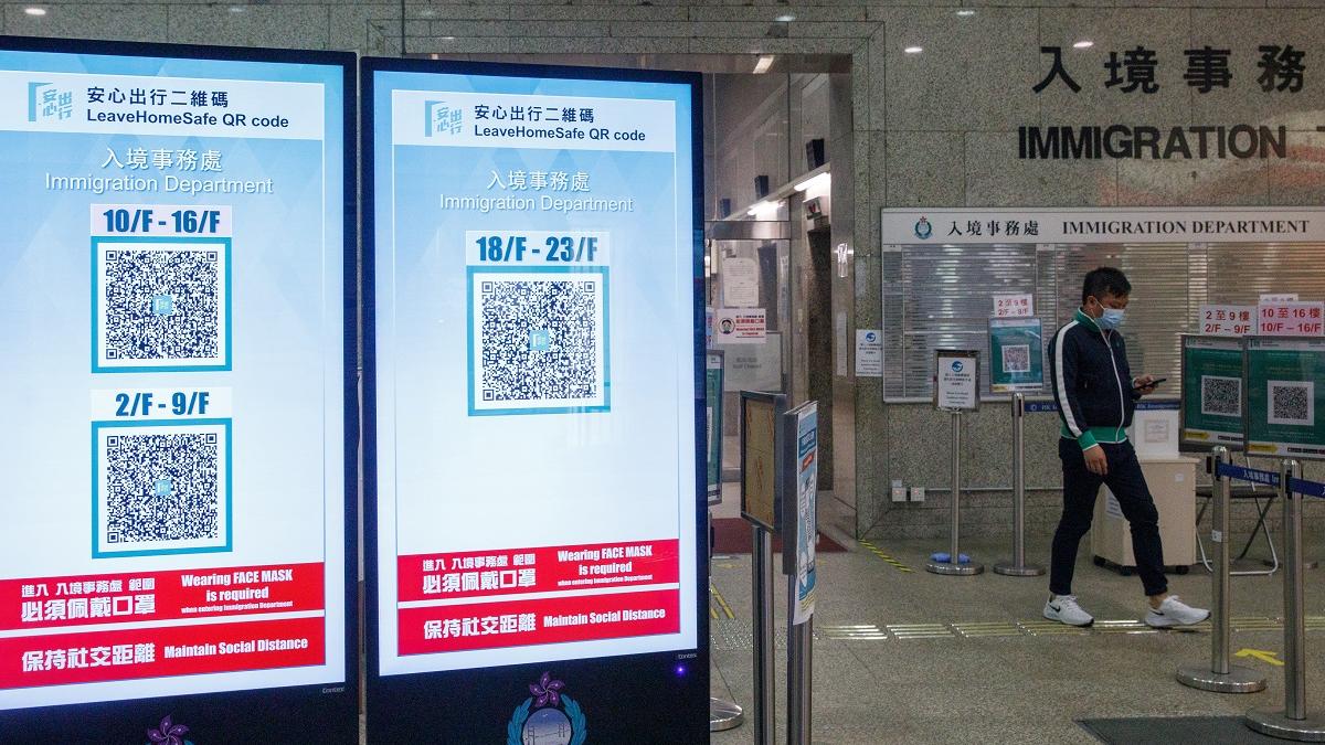 案發當日，入境事務大樓地下升降機大堂展示特定樓層範圍的「安心出行」場地二維碼。(資料圖片／蘇文傑攝)