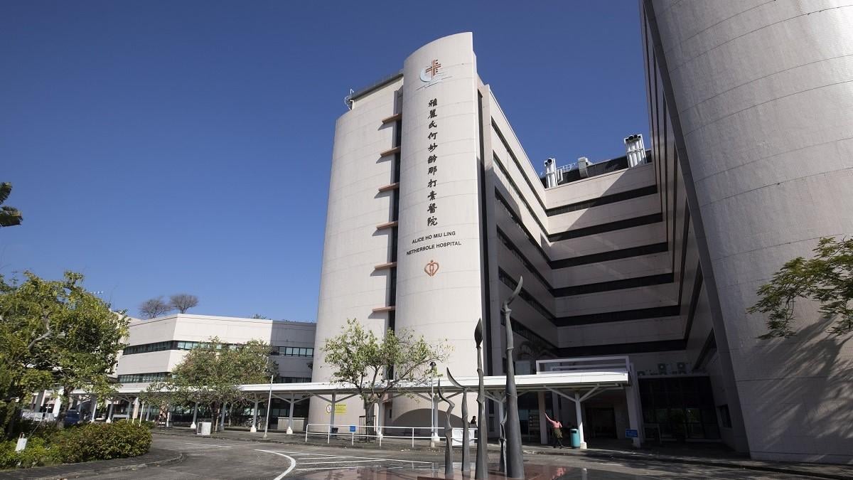 雅麗氏何妙齡那打素醫院有病房床頭燈組件鬆脫。(資料圖片／蘇文傑攝)