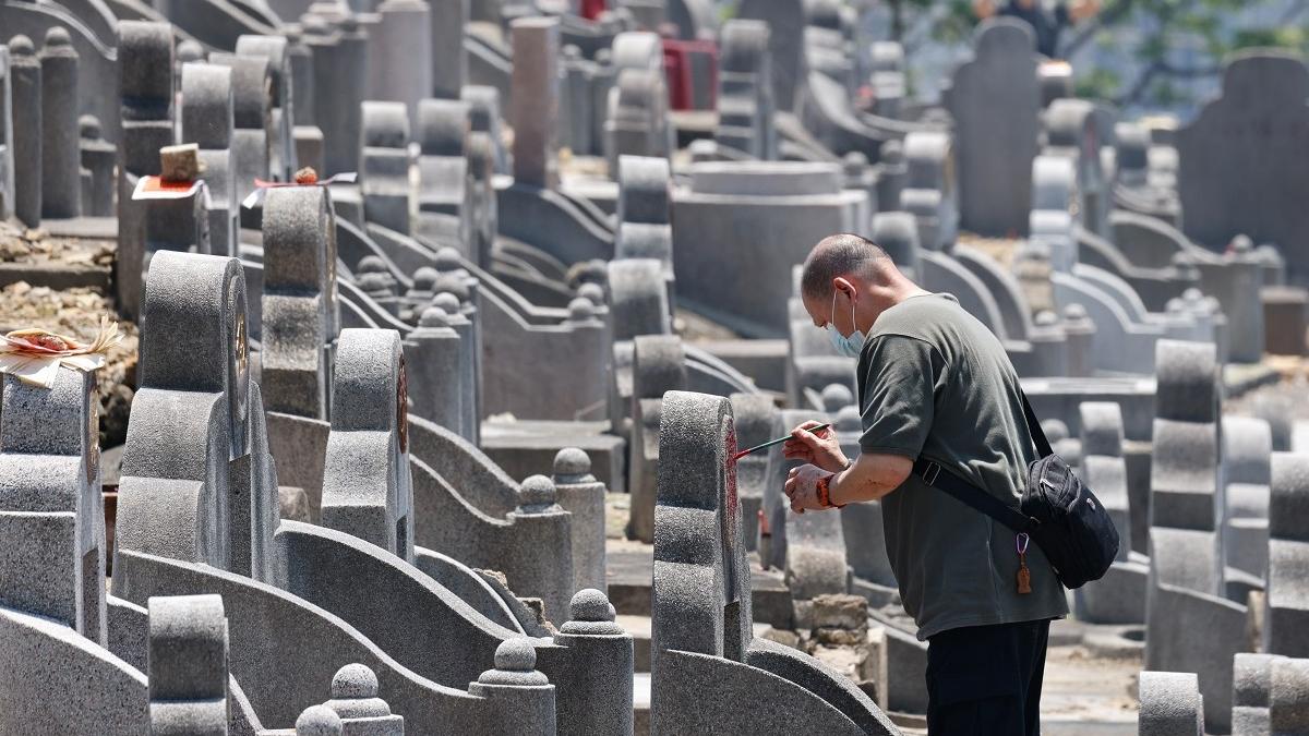 食環署呼籲市民分散至清明節前後更長日子往拜祭。(資料圖片／蘇文傑攝)