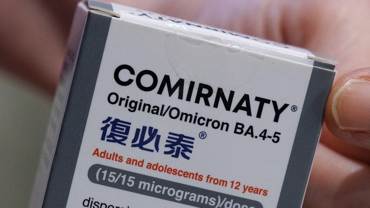 有市民在私營醫療中心被接種過期復必泰二價疫苗。(資料圖片／蘇文傑攝)