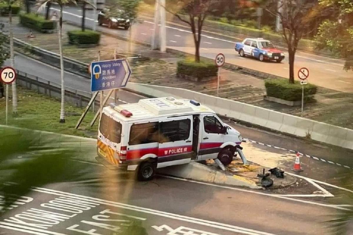 涉事警車剷上路邊石壆。(FB群組「小心駕駛(討論別人駕駛態度)」)