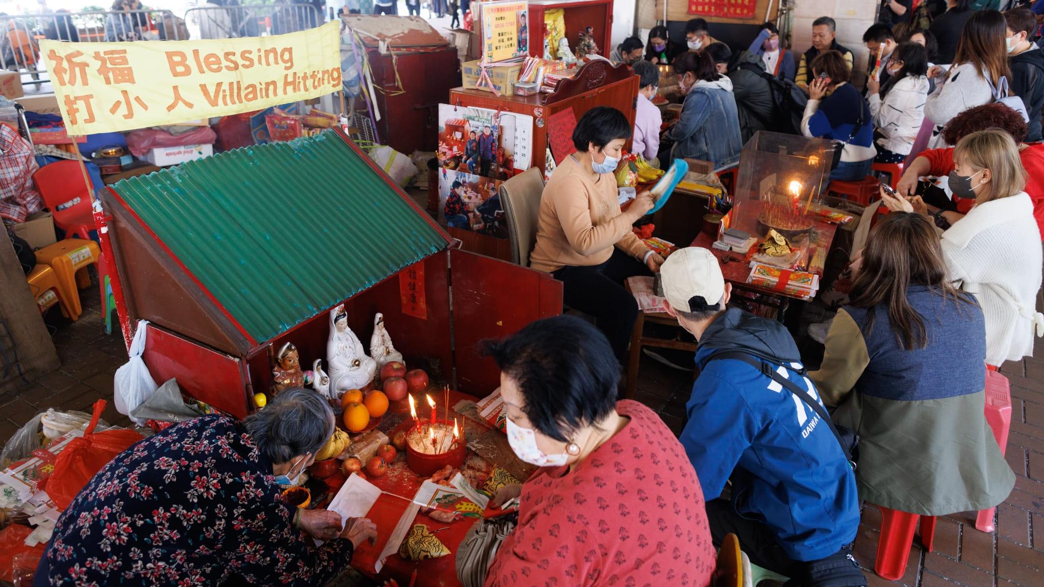 取消口罩令後首個「驚蟄」   鵝頸橋底近百人輪候打小人  (蘇文傑攝)