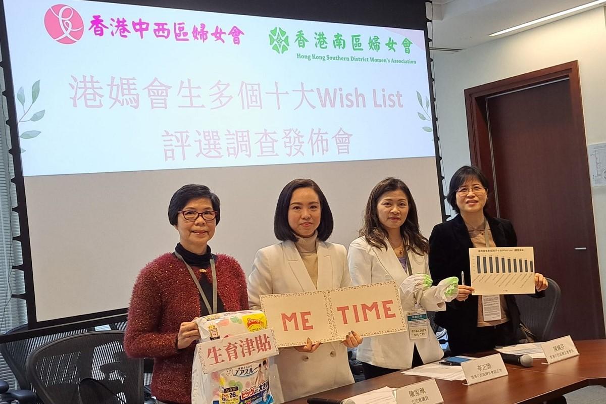 陳家珮(左二)建議政府可向父母提供兩萬元現金資助；旁為林玉珍(左一)、李正雅(左三)及陳婉芬(左四)。(組織提供)