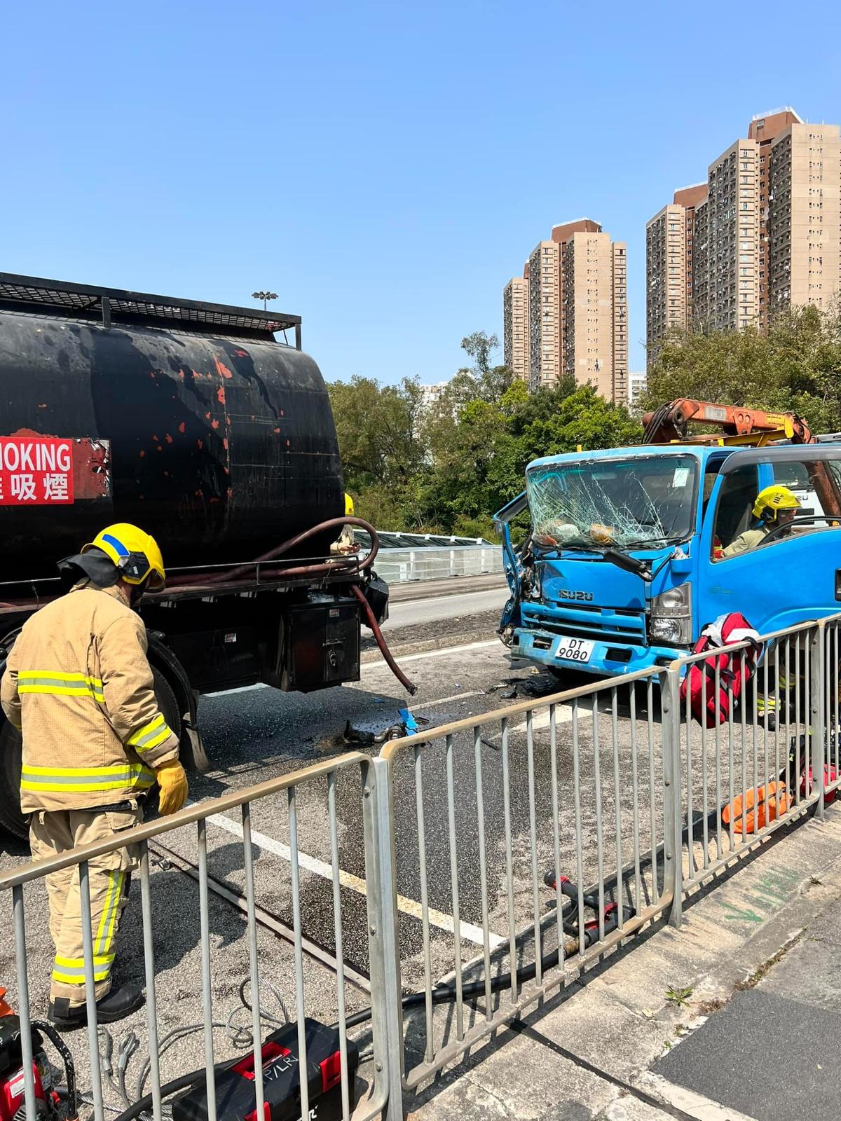 大埔公路運油車遭吊臂車撼尾 68歲司機受傷一度被困