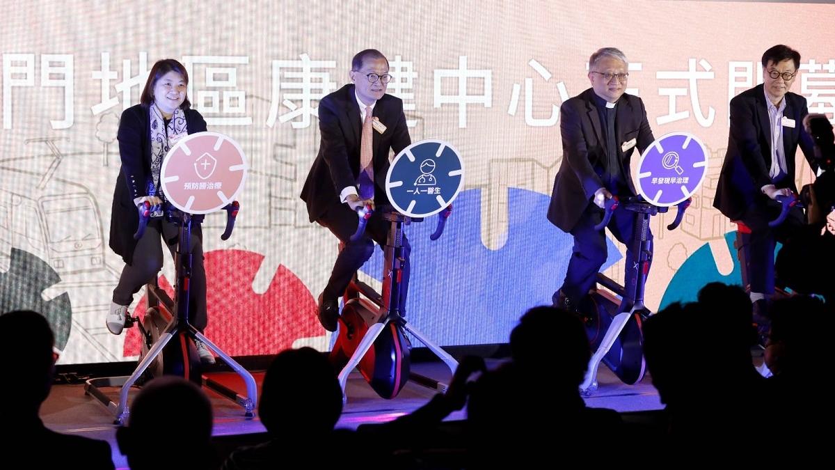 盧竉茂(左二)表示，現階段沒有提出任何專科醫生延長服務公立醫院年期的要求。(林俊源攝)